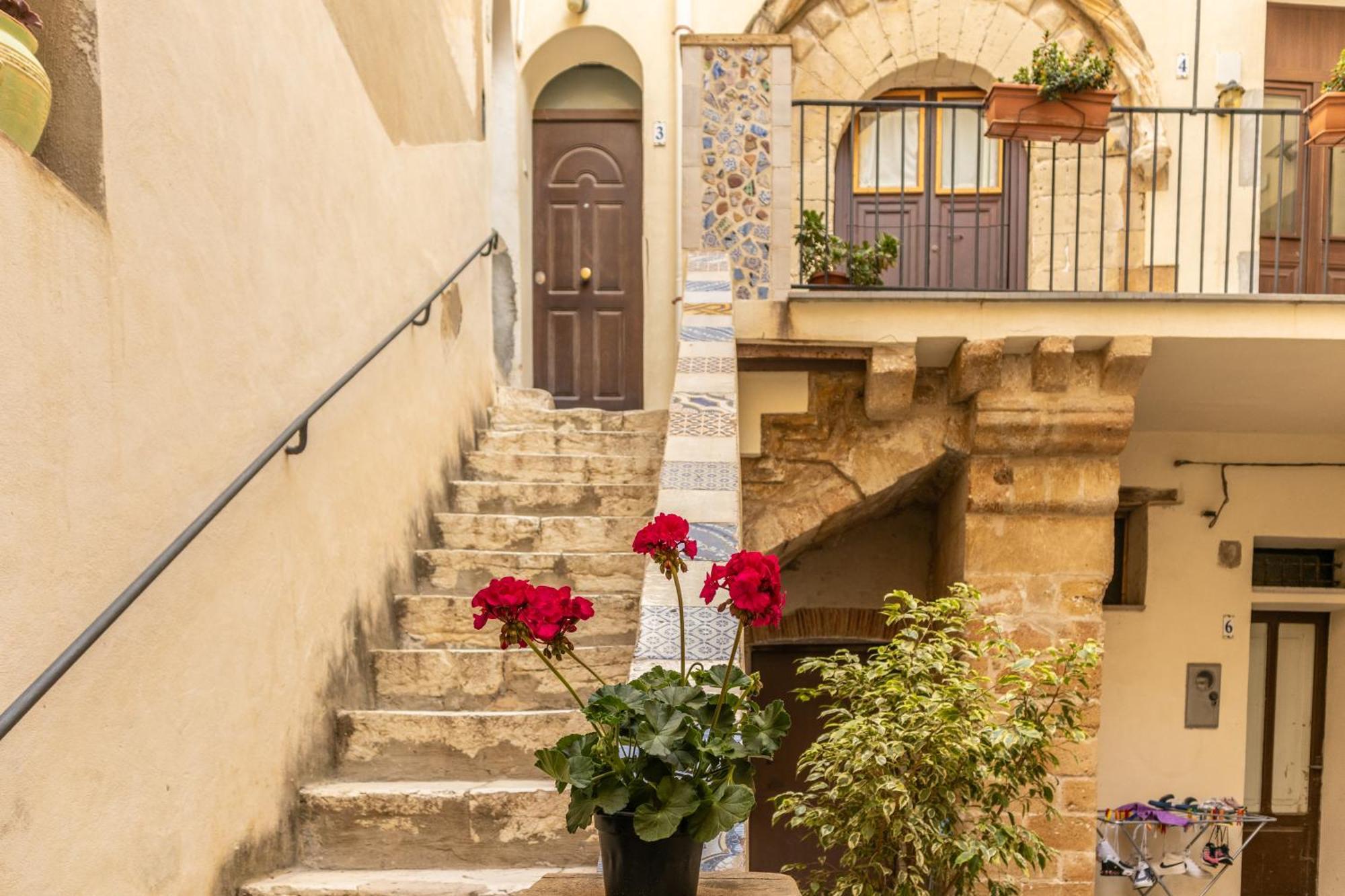 Antico Portale Apartment Trapani Bagian luar foto