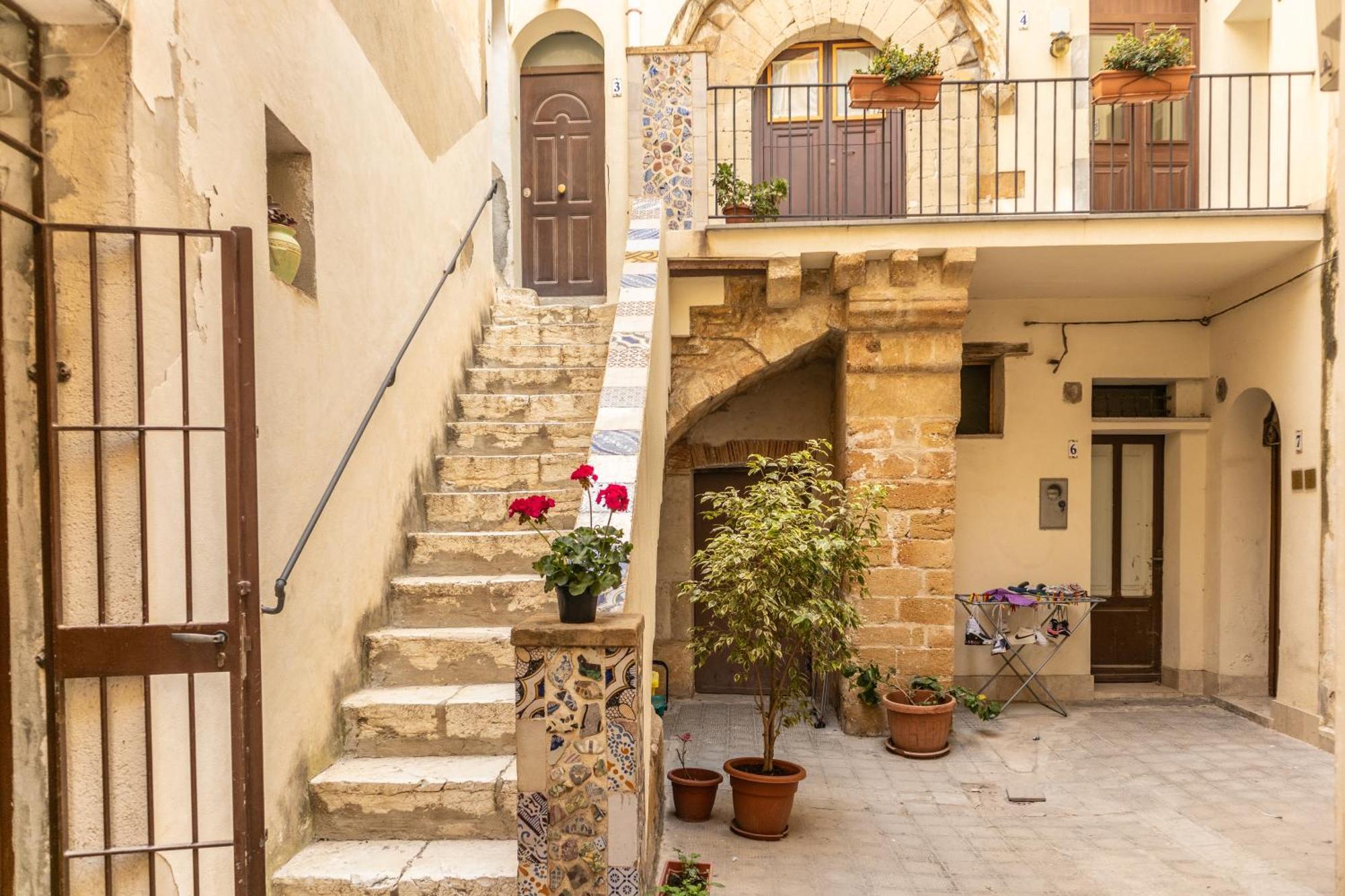 Antico Portale Apartment Trapani Bagian luar foto